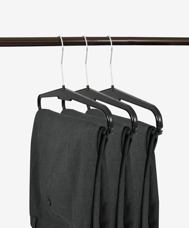 Schwarze Hosenkleiderbügel mit beschichtetem Steg