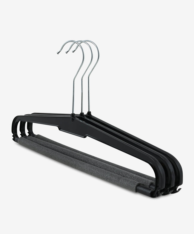 Schwarze Kunststoff Hosenkleiderbügel mit Steg und Schaumstoffbezug