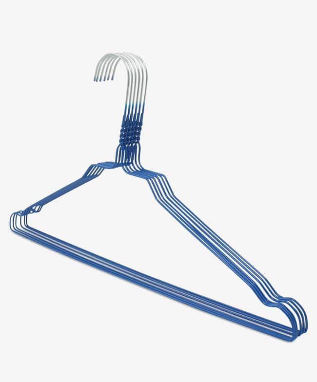 Diese blau beschichteten Drahtkleiderbügel sind ideal für Garderoben und Reinigungen